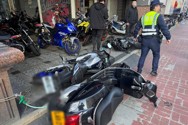 平鎮男子不服被勸阻坐機車　憤而推倒機車還打傷店員