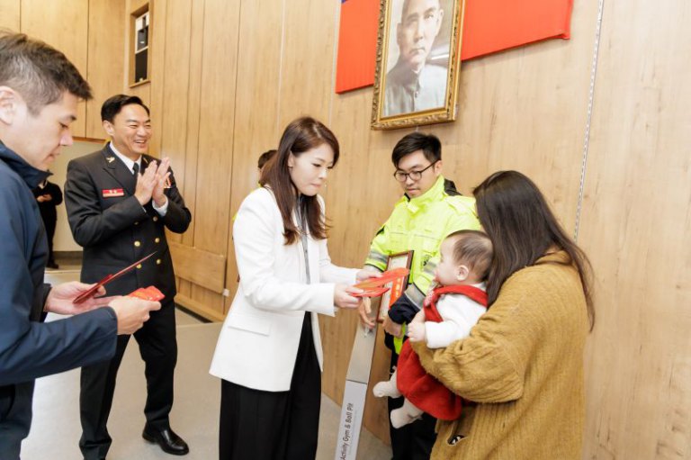 竹市2消防員化身產婆助孕婦順利急產　高虹安市長表揚肯定