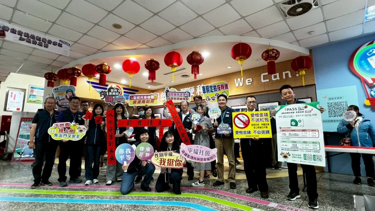 金馬獻瑞迎新春　高雄區監理所春聯紅包推廣活動熱鬧登場