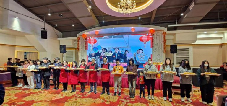 寒冬圍爐愛傳承　新竹榮服處「相見歡」 認養人與學子溫情團圓