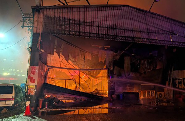 中壢東園路一傢俱行大火　鐵皮屋內都被大火吞噬