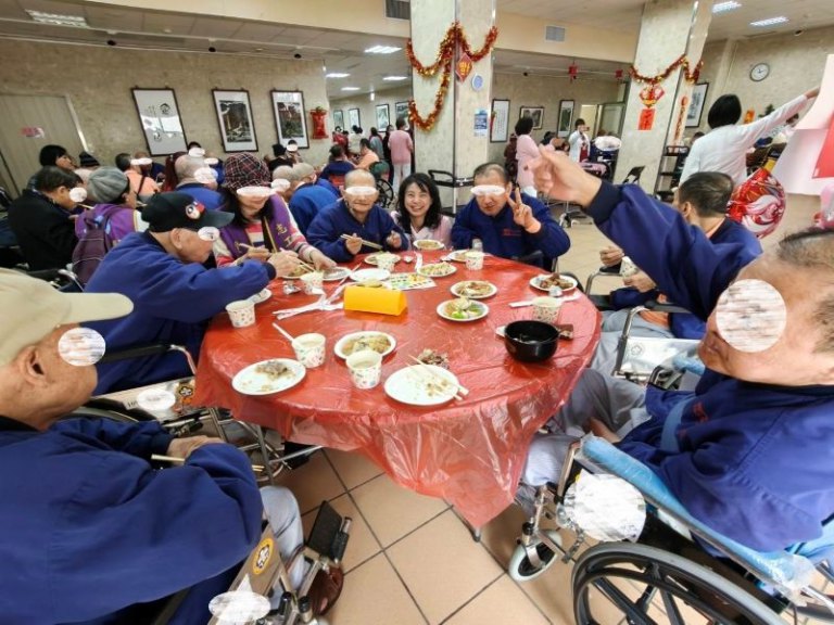 北榮新竹分院附設護理之家提前圍爐  「福馬迎春慶團圓」長輩們溫馨圍爐