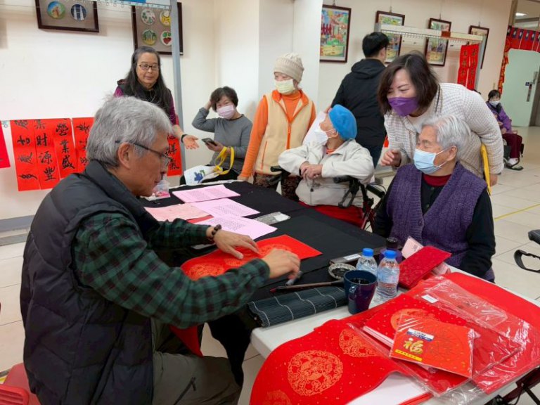 青田書學會名家揮毫　贈新竹榮家住民春聯迎新春