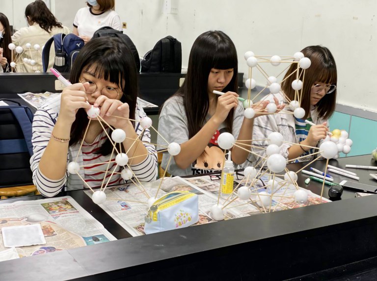 九年不懈前行　義守大學材科系首位「媽媽博士」黃琴雲點亮科研人生