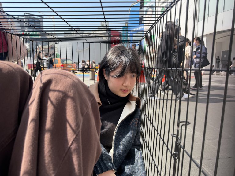 PETA西門町舉辦「籠中體驗」行動　民眾親身感受蛋雞籠養處境