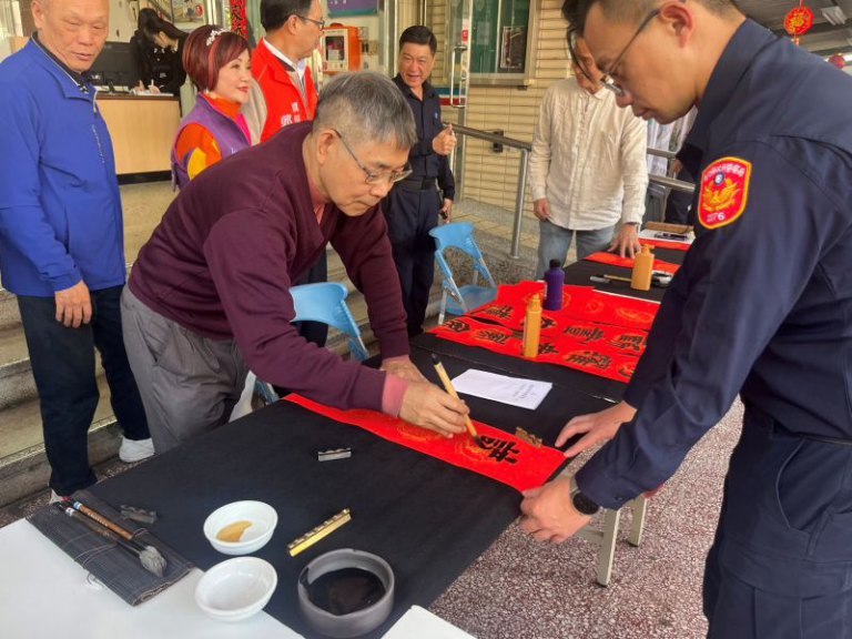 揮毫迎新春防詐交安宣導不打烊　黃文智分局長：透過春聯結合反詐讓宣導內容更貼近生活