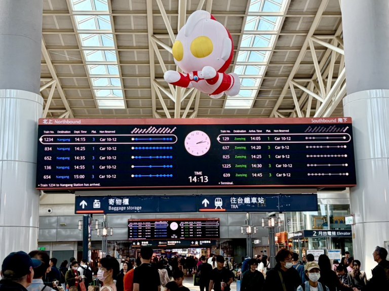 超人力霸王驚喜現身左營高鐵站　打造春節返鄉最吸睛迎賓亮點