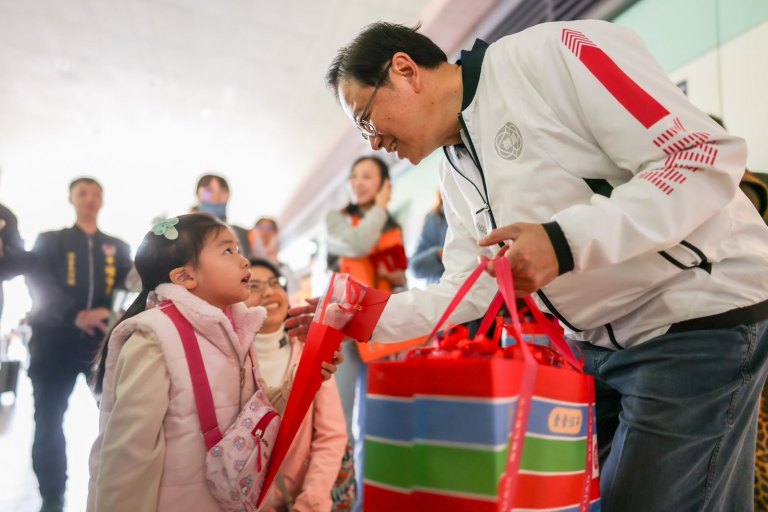 張市長視察春節疏運　致贈巧克力花束溫暖返鄉路