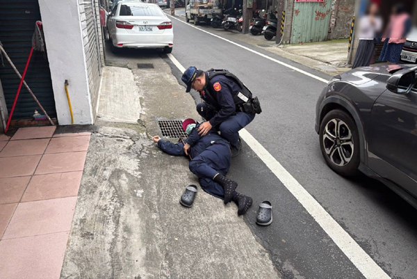 平鎮一老翁想到廟拜拜　卻倒在路旁被警載回家
