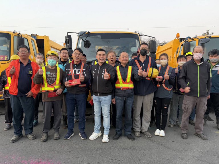 溪湖鎮長何炳樺今在開工第一天　慰問勞苦功高的清潔隊員