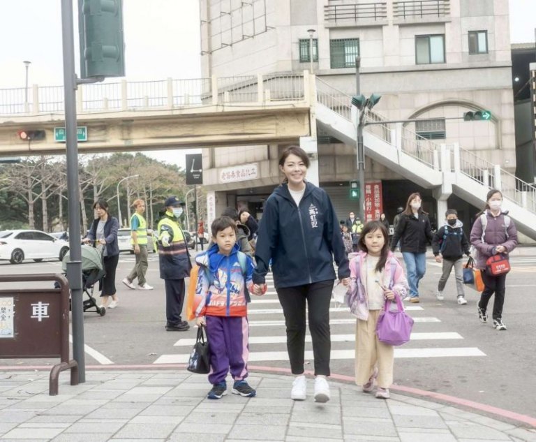 竹市「護童專案」全面啟動　高虹安市長開學首日視察校園、關心通學安全