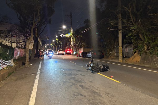 中壢自小客超車撞機車　幸運騎士僅擦挫傷