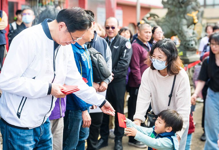 張市長走春參香發福袋　祈願馬年平安順遂、桃園一天比一天更好