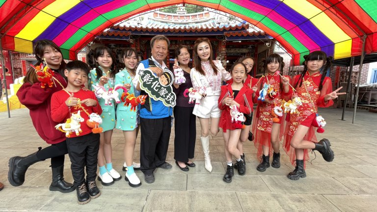 清水岩寺傳愛12載!義賣家扶燈籠 楊惠絜帶小歌手宣傳、議員響應公益~ 清水岩寺傳愛12載!義賣家扶燈籠 楊惠絜帶小歌手宣傳、議員響應公益~