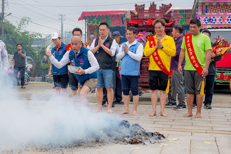大園貴文宮遶境祈福　蘇俊賓：延續內海百年信仰，再度赤腳過火迎新春