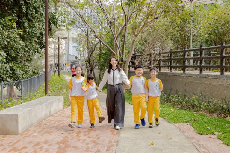 汀甫圳步道改善工程–東園國小段完工　高虹安市長視察確保動線安全順暢