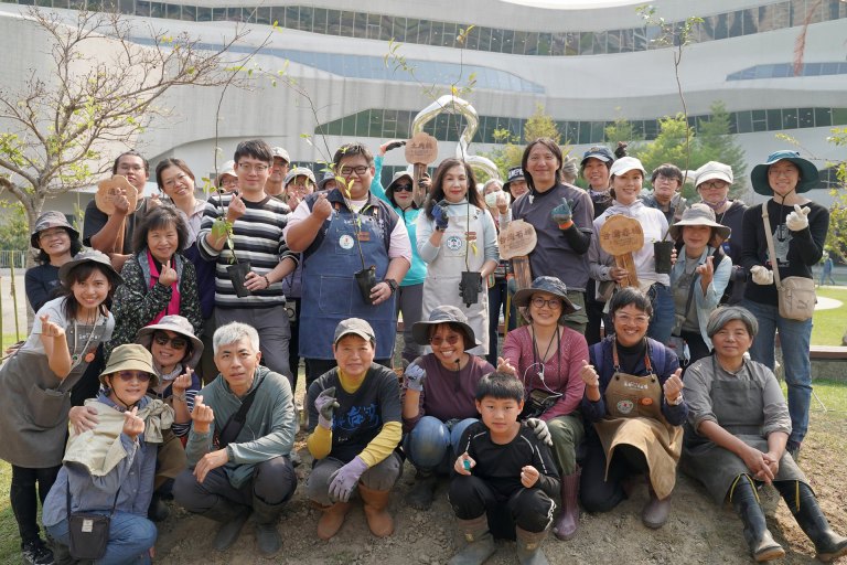 國資圖植樹節定主樹　邀讀者學員共植台灣石楠、打造生態跳島
