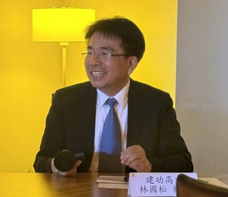 建功高中國中部足球隊勇奪全國亞軍　校長林國松：每位球員記大功一支以資獎勵