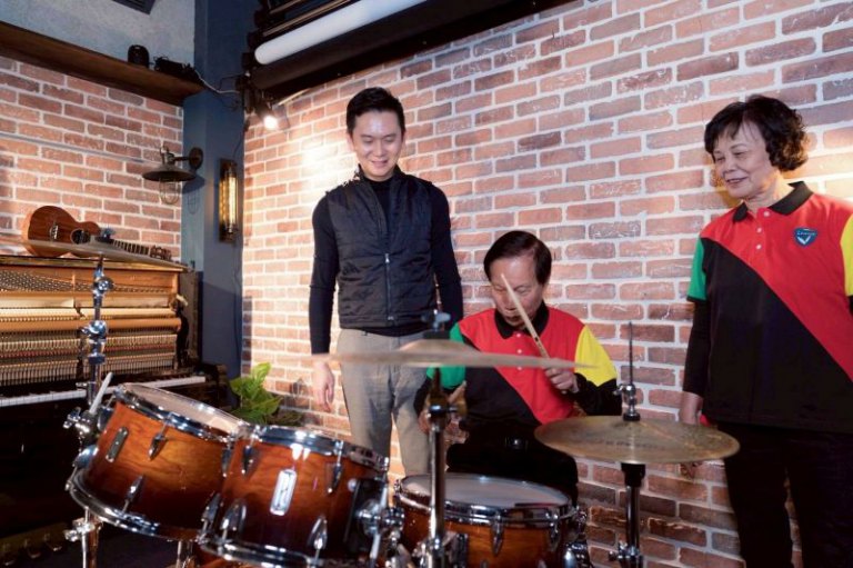 竹北長青學苑首辦爵士鼓班　鄭朝方號召「搖滾爺奶」組不老樂團
