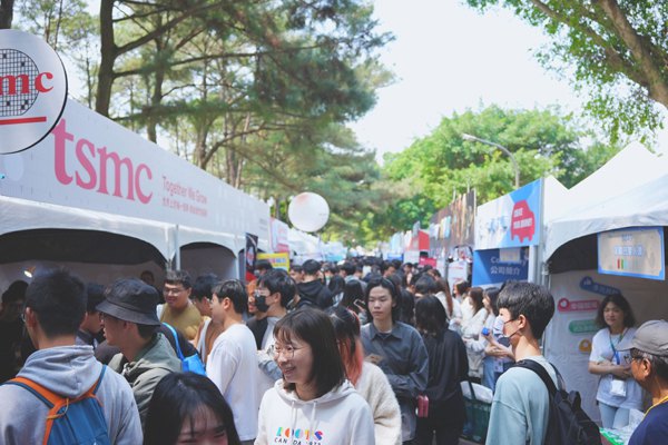 中大舉辦企業博覽會　吸引不少有興趣的同學前往