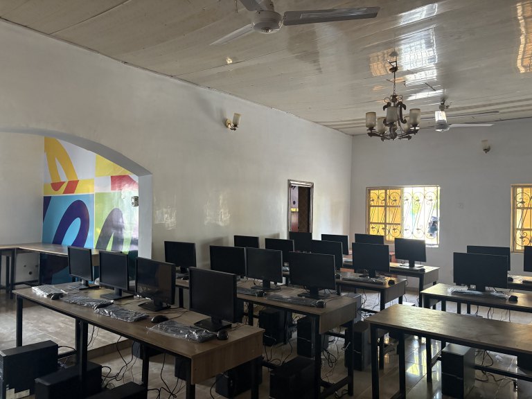 奈及利亞智慧光明燈計畫　200組設備抵達奈及利亞