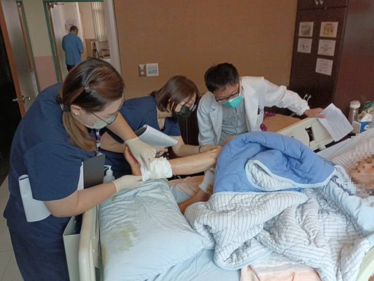 遭犬撕咬阿嬤將4度清創　彰化醫院贈送5次免費高壓氧治療加快復原