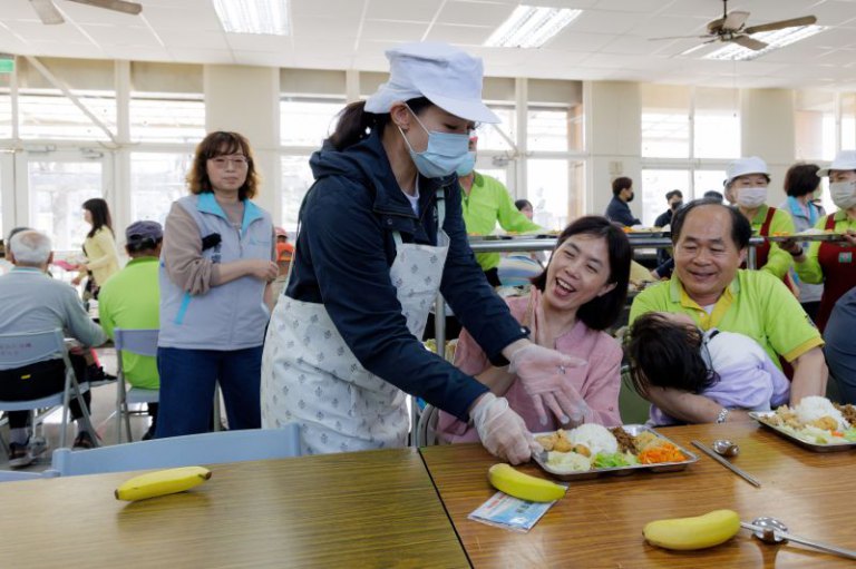 幸福從餐桌開始！高虹安市長赴共餐食堂與長輩同樂　宣布餐費補助調升至100元