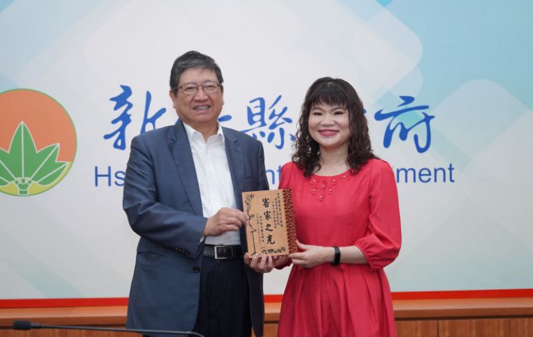 客語薪傳師梁素玉以歌聲傳承客家文化 楊文科表揚:客家之光 客語薪傳師梁素玉以歌聲傳承客家文化 楊文科表揚:客家之光