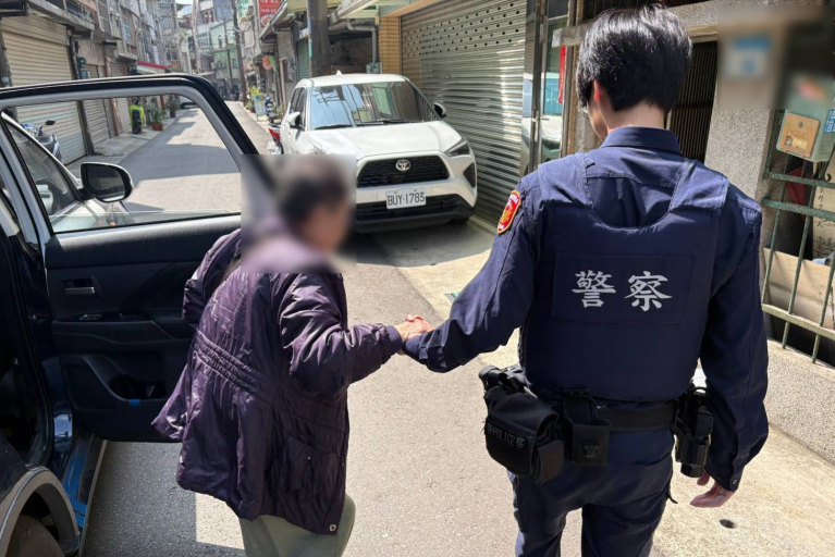 平鎮老婦人受喪子之痛無法返家　員警里長齊手助老婦人返家