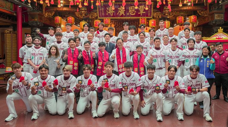 樂天桃猿祈福迎戰新球季 張善政期勉挑戰二連霸 樂天桃猿祈福迎戰新球季 張善政期勉挑戰二連霸