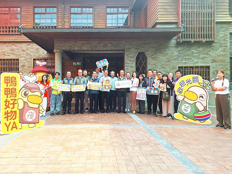 黃偉哲開箱臺南最萌吉祥物 菜奇鴨夜奇鴨在愛國婦人會館正夯 黃偉哲開箱臺南最萌吉祥物 菜奇鴨夜奇鴨在愛國婦人會館正夯