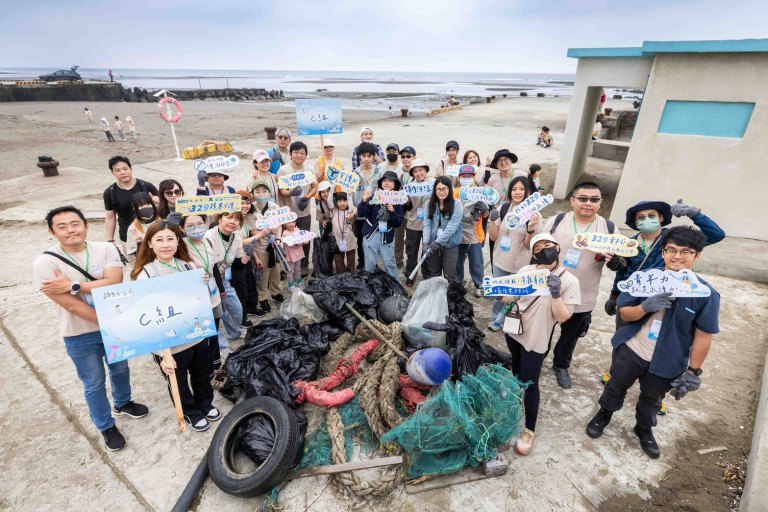 竹縣府攜手義隆電子 率青年深入潮間帶淨灘 竹縣府攜手義隆電子 率青年深入潮間帶淨灘