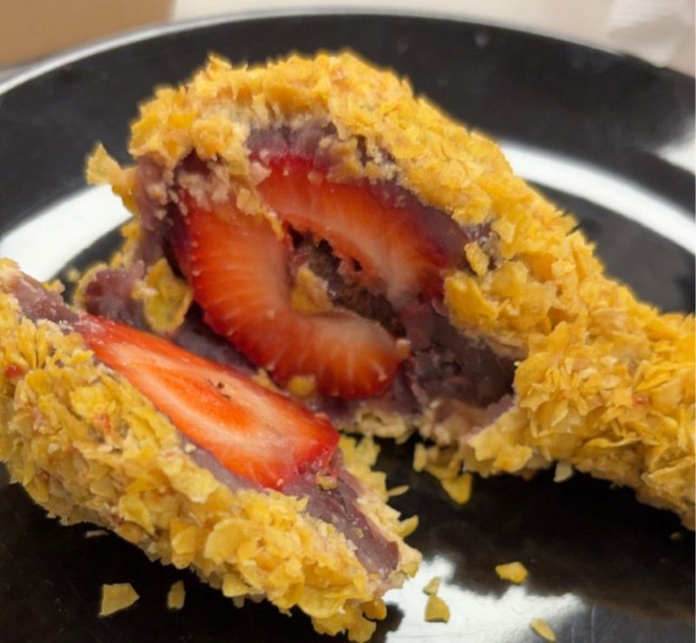 愚人節限定驚喜咬下去才知道被「騙」了！　產後護理之家端出炸雞造型甜點