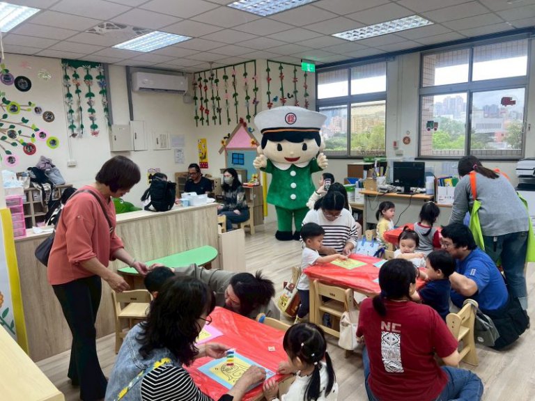 新竹郵局辦「郵愛童心」親子活動　　沙畫明信片傳遞溫馨祝福