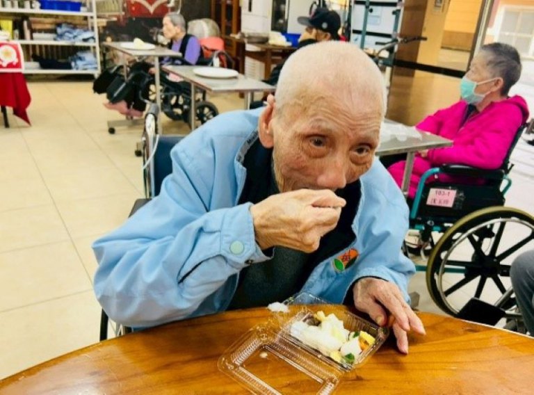 新竹榮家清明節帶長輩包潤餅表達對先輩追思