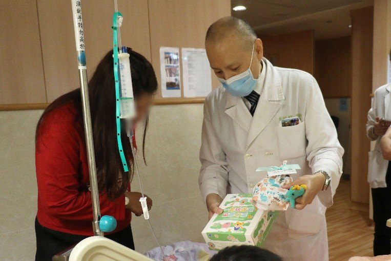 針織小馬送祝福~ 台中慈濟醫院兒科病房歡樂過節 針織小馬送祝福~ 台中慈濟醫院兒科病房歡樂過節