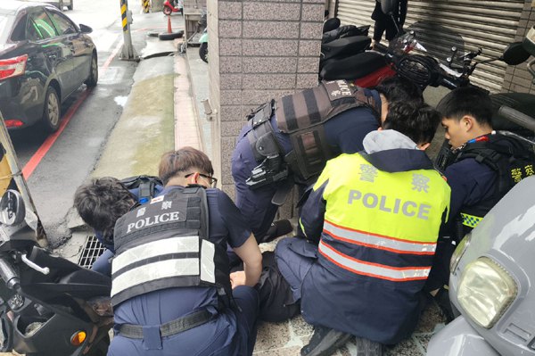 楊梅一男子酒後揮刀　多名員警當街壓制