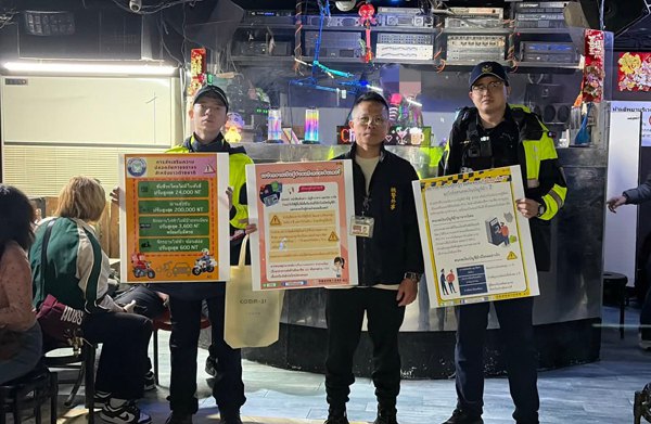 中壢警方擴大臨檢和宣導 泰籍移工當場酒後拉扯管束 中壢警方擴大臨檢和宣導 泰籍移工當場酒後拉扯管束