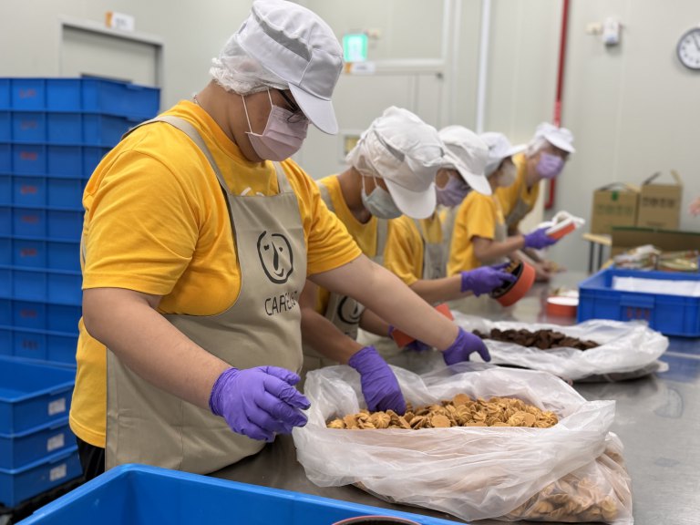 百萬YouTuber開箱高雄庇護工場　見證喜憨兒「不簡單的日常」