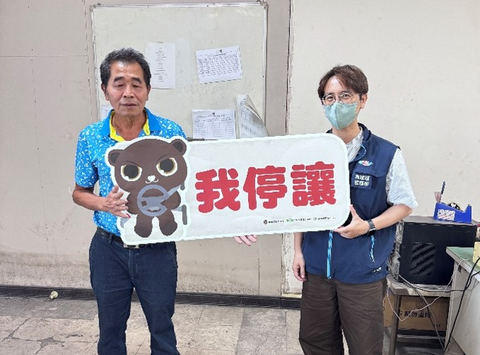 行經路口停車再開　行人通行更安全