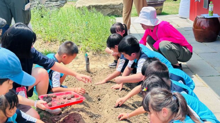 在百年車站遇見百年的重生林業保育署新竹分署響應世界地球日　綻放竹苗珍稀植物復育的「地球力」