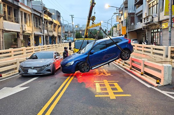 中壢區龍岡地下道車禍　大吊車吊離肇事自小客