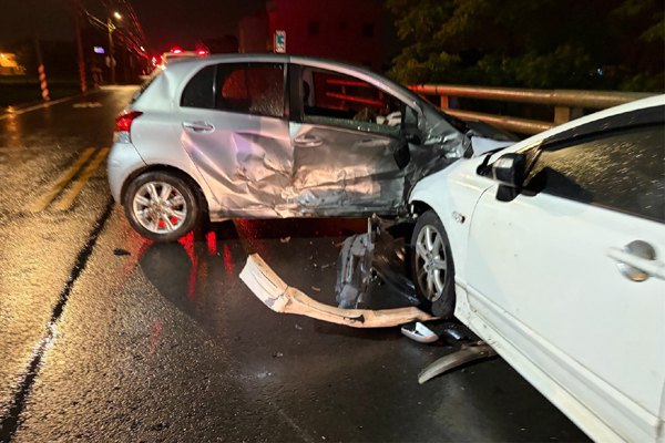 新屋東福路一部自撞自客　遭另部自小客衝撞司機不治