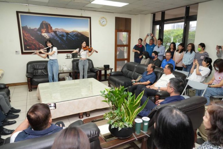 五一驚喜！竹縣警開箱「神秘局長室」　　音樂紅包暖心慰勉幕後英雄