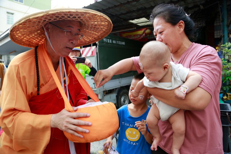 行腳祈福高雄區全台行腳弘法 萬佛三壇大戒戒子感動萬眾 行腳祈福高雄區全台行腳弘法 萬佛三壇大戒戒子感動萬眾