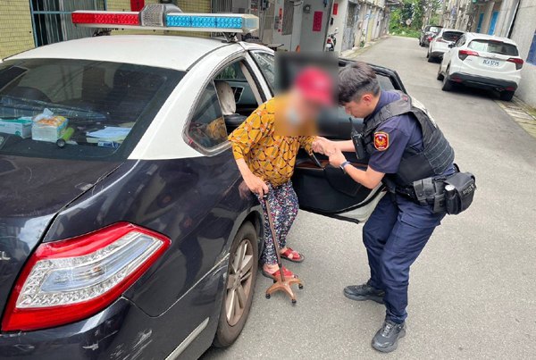 平鎮一老婦人出外購物跌坐路旁　熱心民眾報警老婦人平安返家