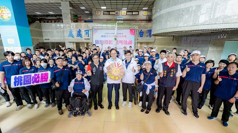 桃園身障運代表隊授旗　張善政勉選手突破自我