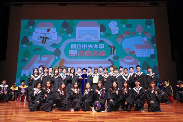 中央大學舉行典禮　盼畢業生放眼世界