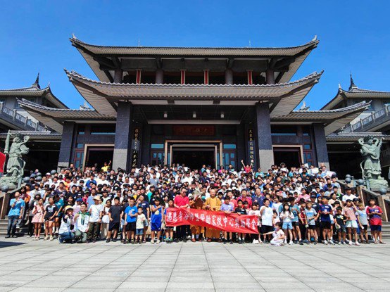 佛恩寺浴佛傳愛助學行善　1300餘人齊聚共沐佛恩傳遞慈悲暖流
