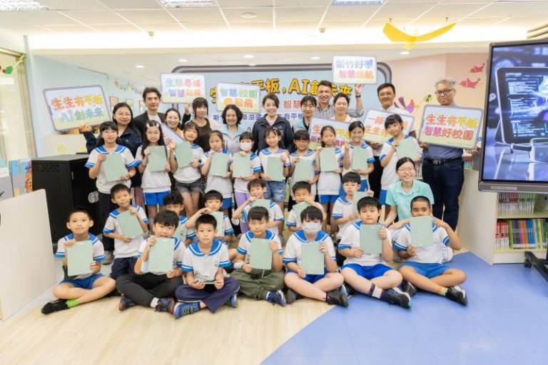 竹市青草湖國小率先完成「生生有平板」全面建置　高虹安市長與學童體驗AI智慧課程
